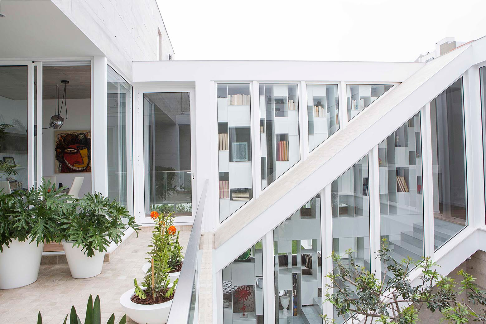 A Sleek Contemporary Home with Glass Walls and Windows in San Isidro by Cynthia Seinfield (7)