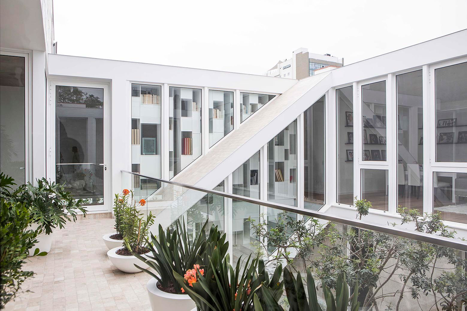 A Sleek Contemporary Home with Glass Walls and Windows in San Isidro by Cynthia Seinfield (8)