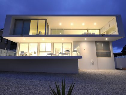 A Sleek Contemporary Home with Stylish and Practical Interiors in Knysna, South Africa by Studiovision Architecture (1)