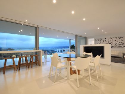 A Sleek Contemporary Home with Stylish and Practical Interiors in Knysna, South Africa by Studiovision Architecture (15)