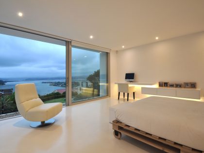 A Sleek Contemporary Home with Stylish and Practical Interiors in Knysna, South Africa by Studiovision Architecture (17)