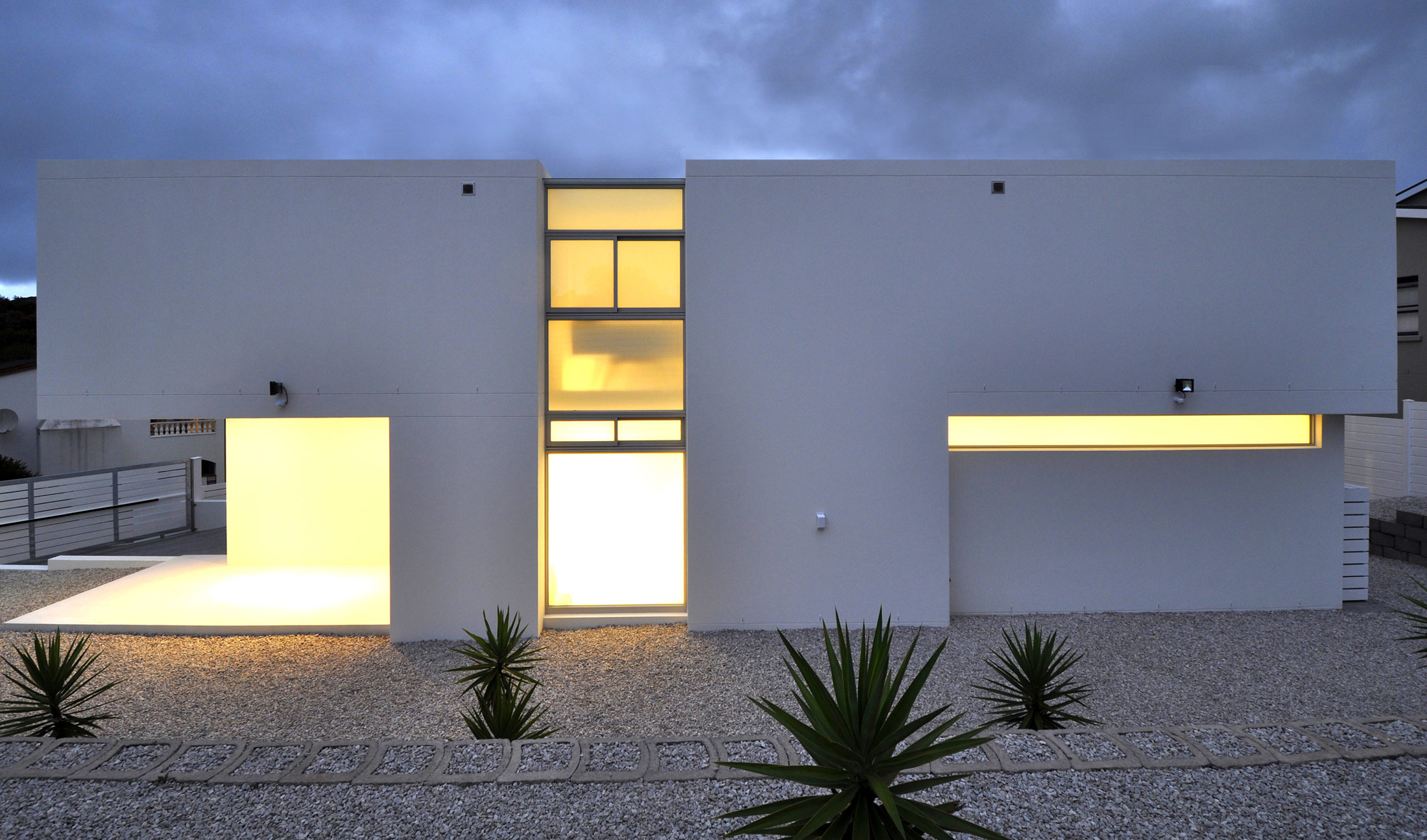 A Sleek Contemporary Home with Stylish and Practical Interiors in Knysna, South Africa by Studiovision Architecture (3)