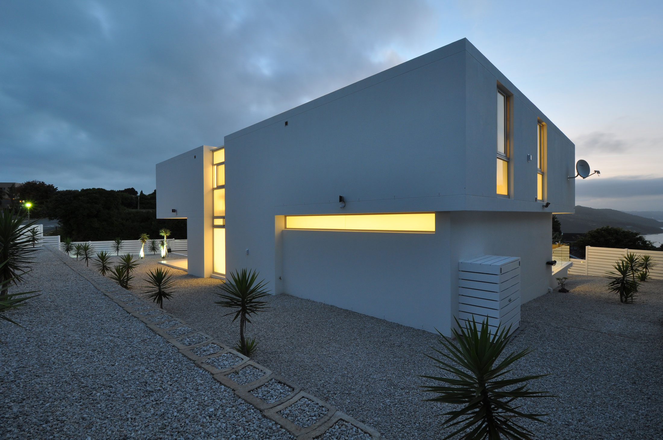 A Sleek Contemporary Home with Stylish and Practical Interiors in Knysna, South Africa by Studiovision Architecture (4)