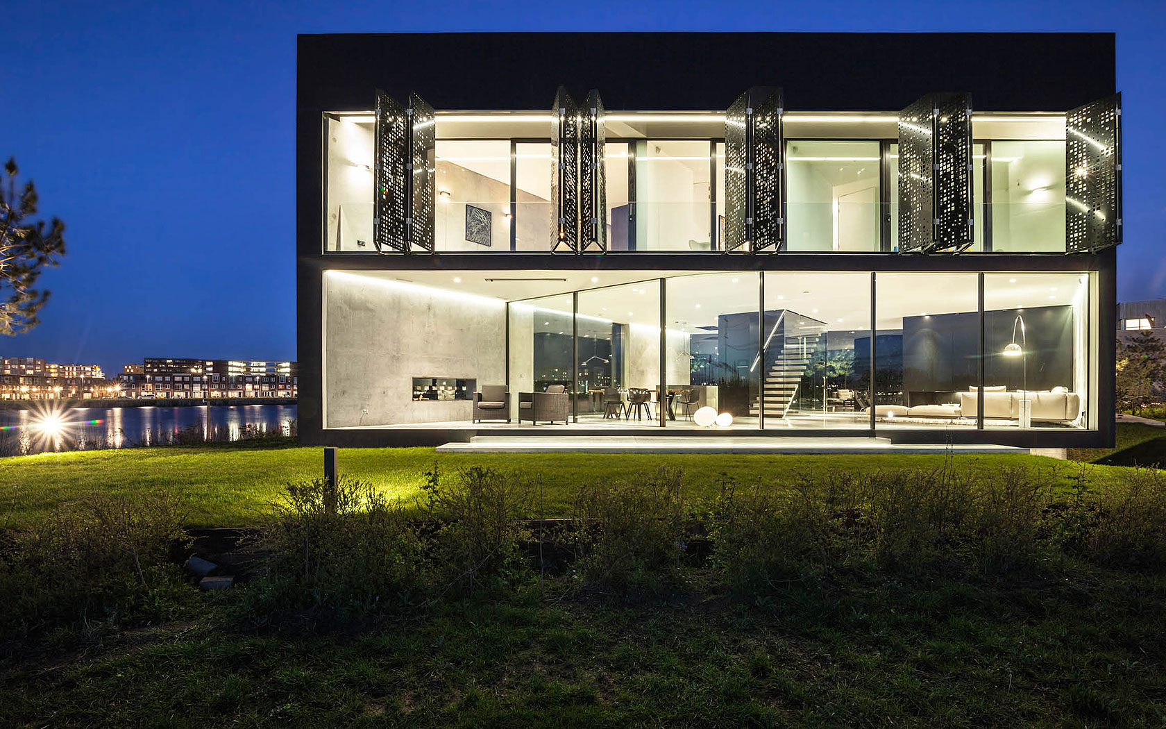 A Sleek and Bright Contemporary Home Surrounded by Water with Spectacular Views in Amsterdam by Studioninedots (15)