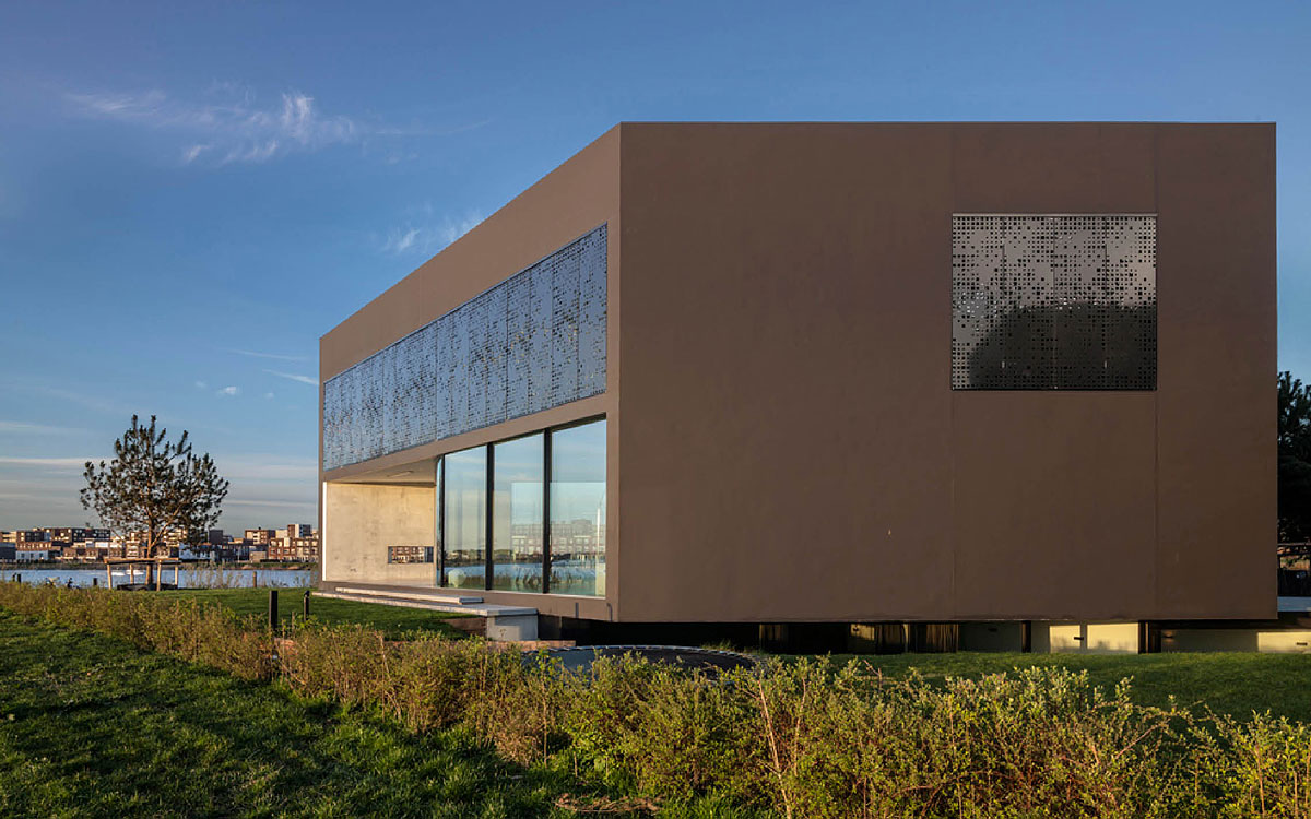 A Sleek and Bright Contemporary Home Surrounded by Water with Spectacular Views in Amsterdam by Studioninedots (3)