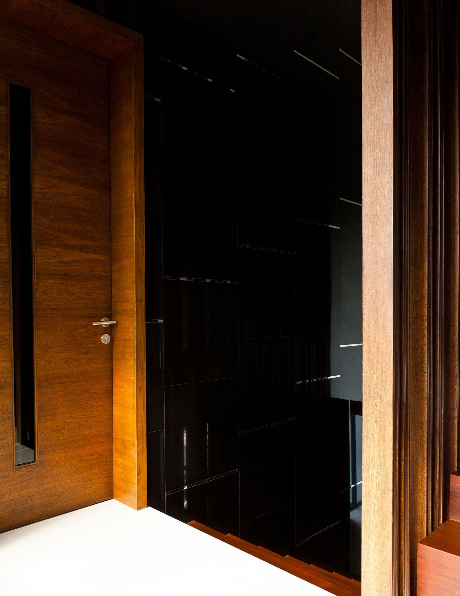 A Sleek and Sophisticated Contemporary Home in Bangkok by Archimontage Design Fields Sophisticated (5)