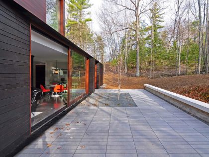 A Small Contemporary Home Nestled in a Nature Forest on the Shores of Lake Michigan by Johnsen Schmaling Architects (1)