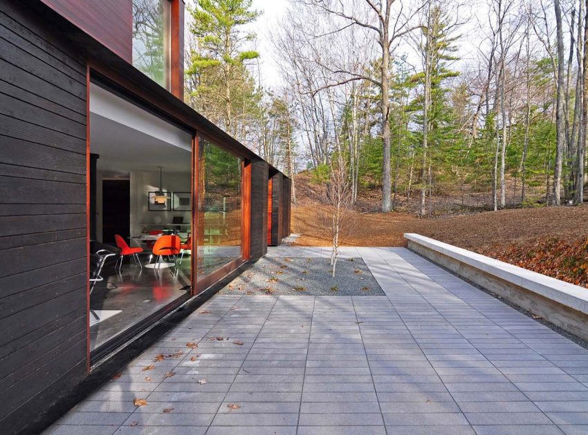 A Small Contemporary Home Nestled in a Nature Forest on the Shores of Lake Michigan by Johnsen Schmaling Architects (1)