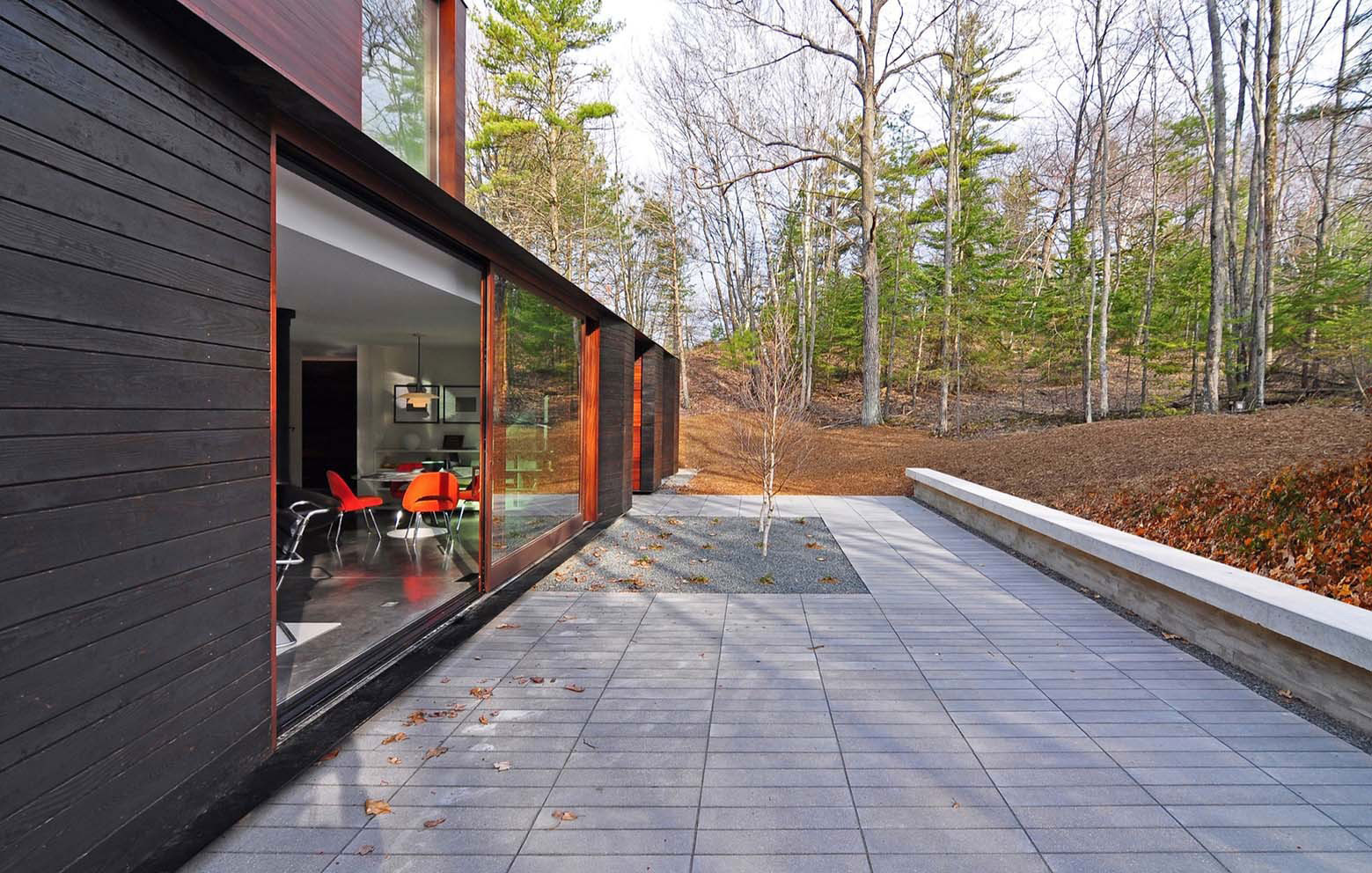 A Small Contemporary Home Nestled in a Nature Forest on the Shores of Lake Michigan by Johnsen Schmaling Architects (1)