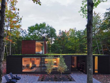 A Small Contemporary Home Nestled in a Nature Forest on the Shores of Lake Michigan by Johnsen Schmaling Architects (10)