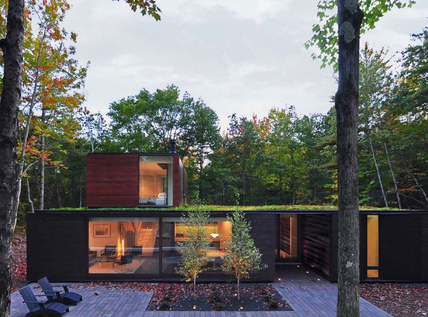 A Small Contemporary Home Nestled in a Nature Forest on the Shores of Lake Michigan by Johnsen Schmaling Architects (10)