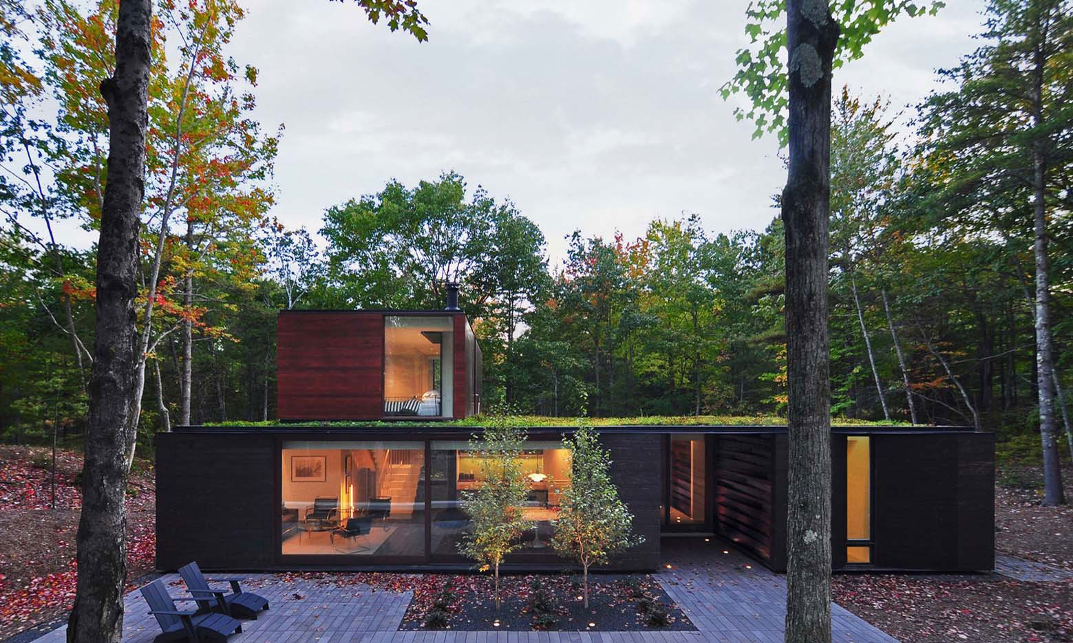 A Small Contemporary Home Nestled in a Nature Forest on the Shores of Lake Michigan by Johnsen Schmaling Architects (10)