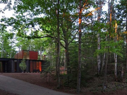 A Small Contemporary Home Nestled in a Nature Forest on the Shores of Lake Michigan by Johnsen Schmaling Architects (12)