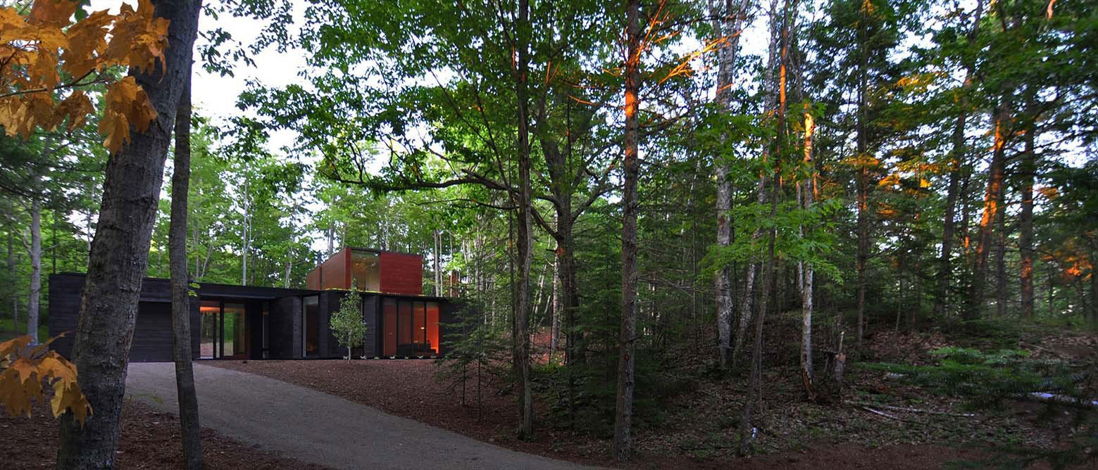 A Small Contemporary Home Nestled in a Nature Forest on the Shores of Lake Michigan by Johnsen Schmaling Architects (12)