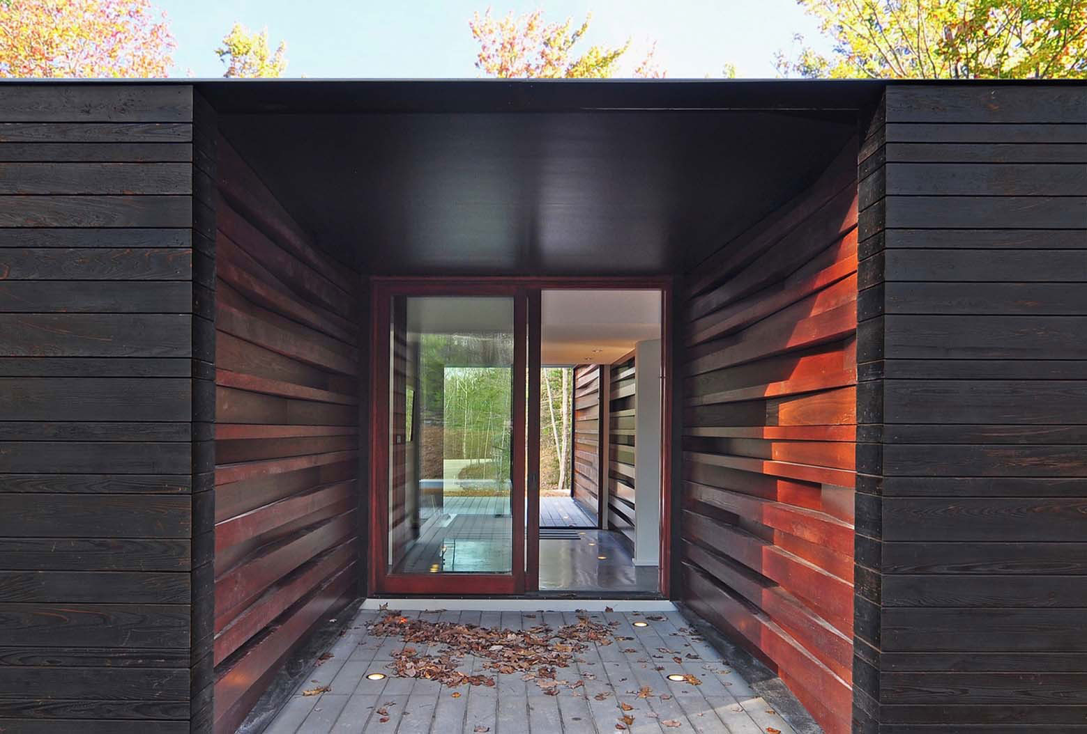 A Small Contemporary Home Nestled in a Nature Forest on the Shores of Lake Michigan by Johnsen Schmaling Architects (4)