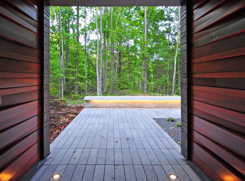 A Small Contemporary Home Nestled in a Nature Forest on the Shores of Lake Michigan by Johnsen Schmaling Architects (5)