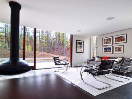 A Small Contemporary Home Nestled in a Nature Forest on the Shores of Lake Michigan by Johnsen Schmaling Architects (6)