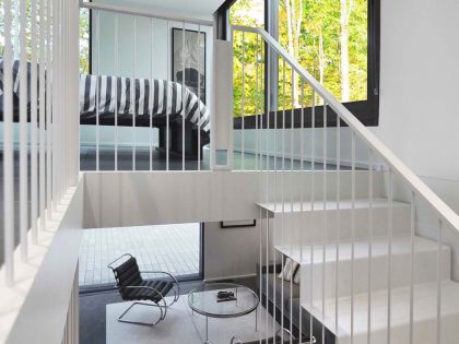 A Small Contemporary Home Nestled in a Nature Forest on the Shores of Lake Michigan by Johnsen Schmaling Architects (7)