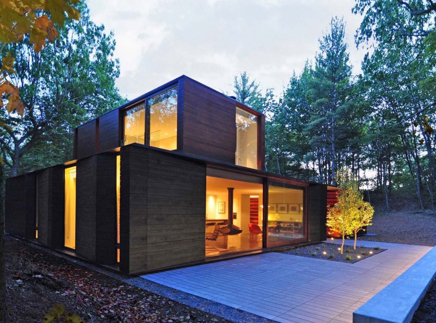 A Small Contemporary Home Nestled in a Nature Forest on the Shores of Lake Michigan by Johnsen Schmaling Architects (8)