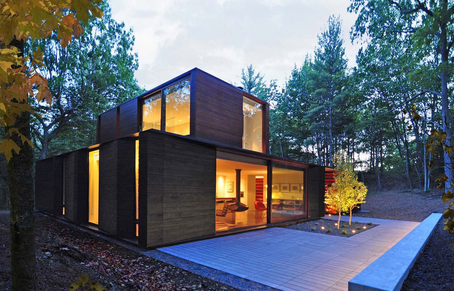 A Small Contemporary Home Nestled in a Nature Forest on the Shores of Lake Michigan by Johnsen Schmaling Architects (8)