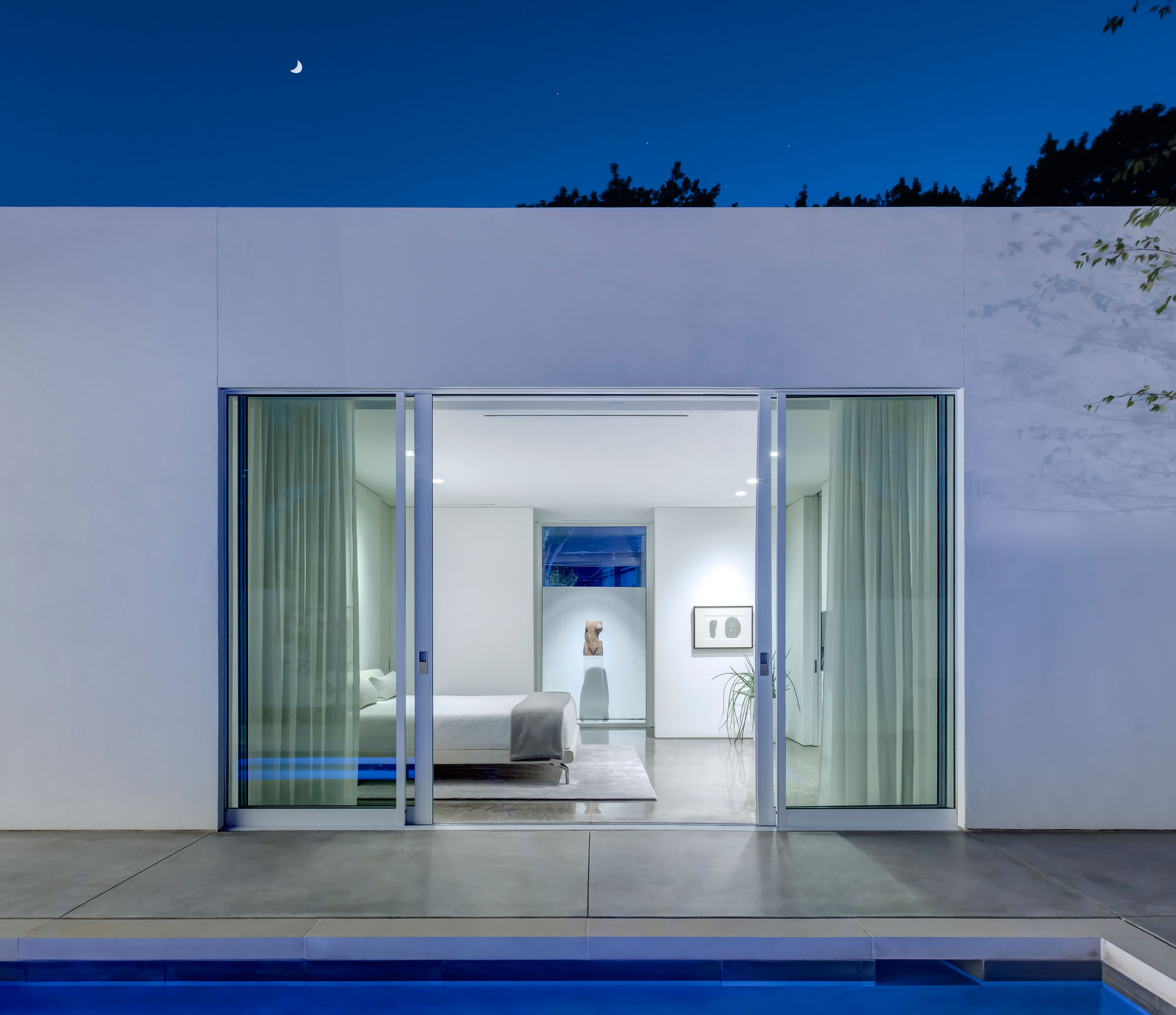 A Small Contemporary Home with Elegant White Decor in Dallas, Texas by Morrison Dilworth + Walls (7)