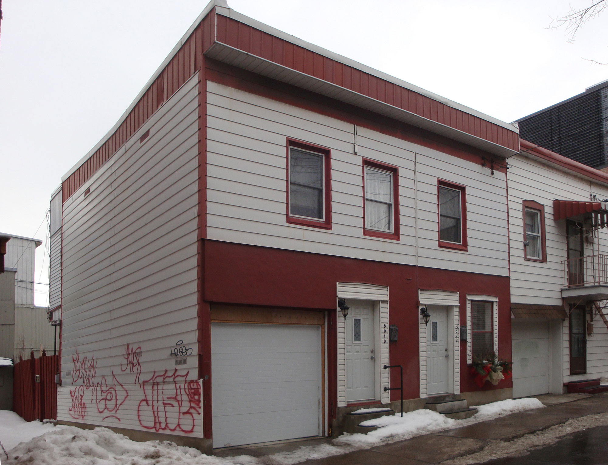 A Small Contemporary House with Bold Black Facade in Montréal by Architecture Open Form (13)