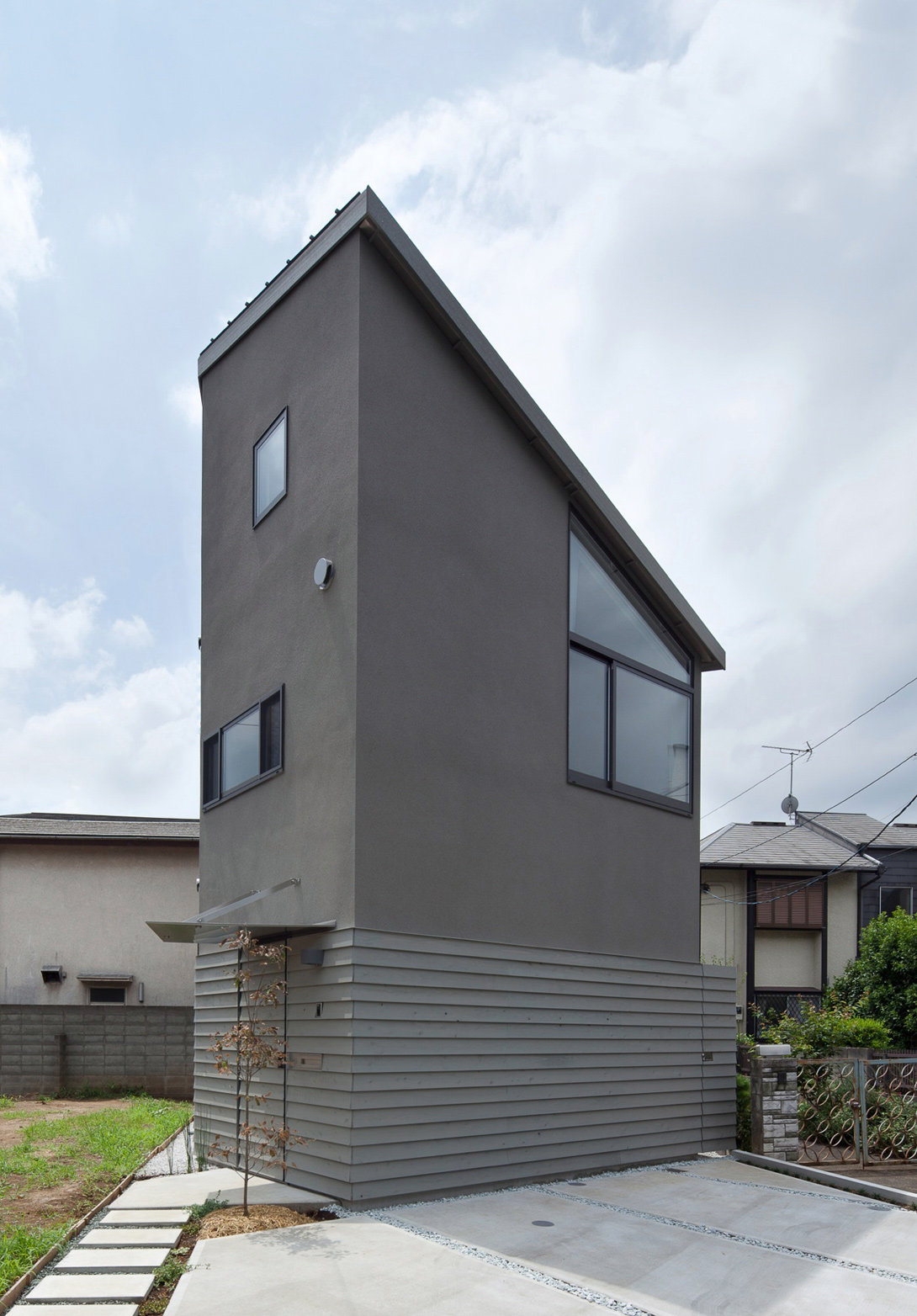 A Small yet Spacious House with Floating Treehouse in Tokyo by Yuki Miyamoto Architect (1)