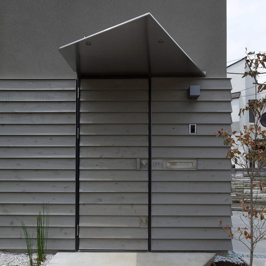 A Small yet Spacious House with Floating Treehouse in Tokyo by Yuki Miyamoto Architect (2)