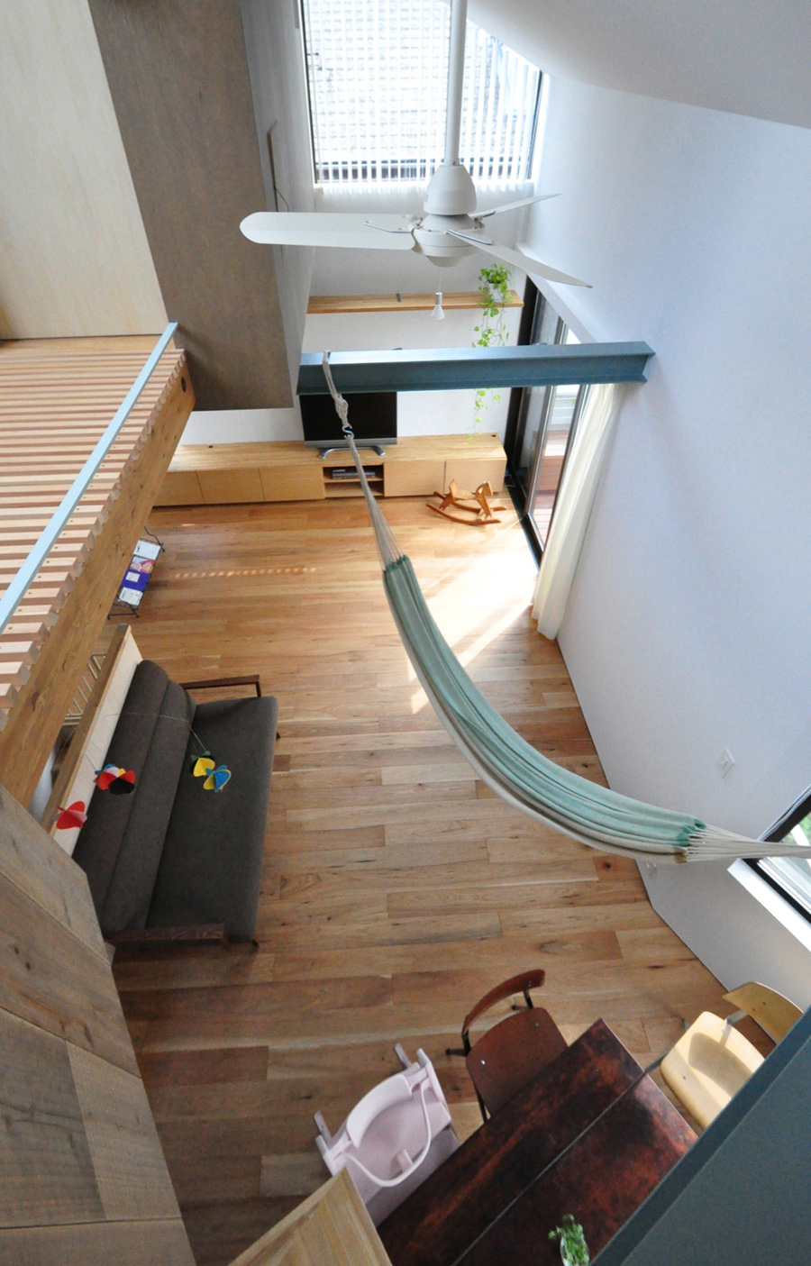 A Small yet Spacious House with Floating Treehouse in Tokyo by Yuki Miyamoto Architect (3)