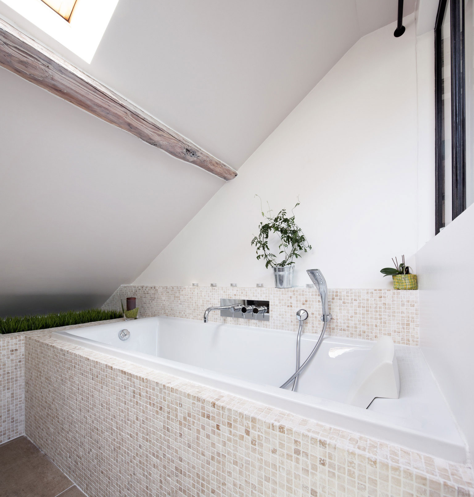 A Smart Contemporary Apartment with Rustic Meets Industrial Decor in Ivry-sur-Seine, France by Prisca Pellerin (12)
