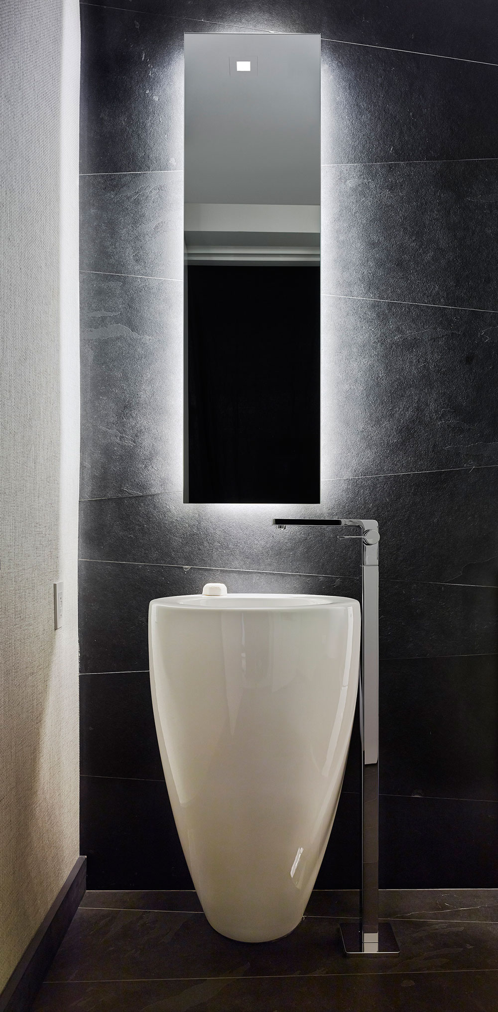 A Sophisticated Apartment with a Modern and Minimalist Approach in New York City by Oda New York (11)