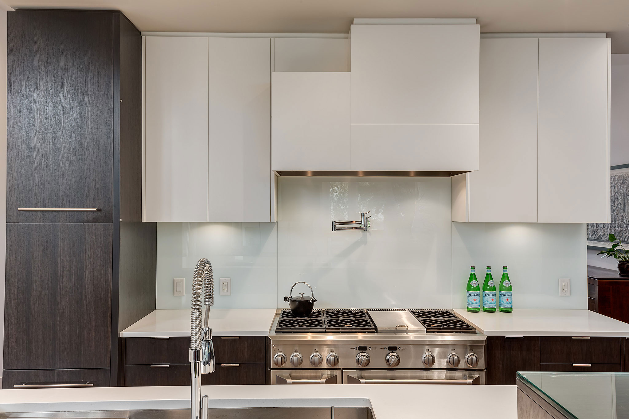 A Sophisticated Contemporary Bungalow with Abundant Natural Light in Calgary by DOODL (10)