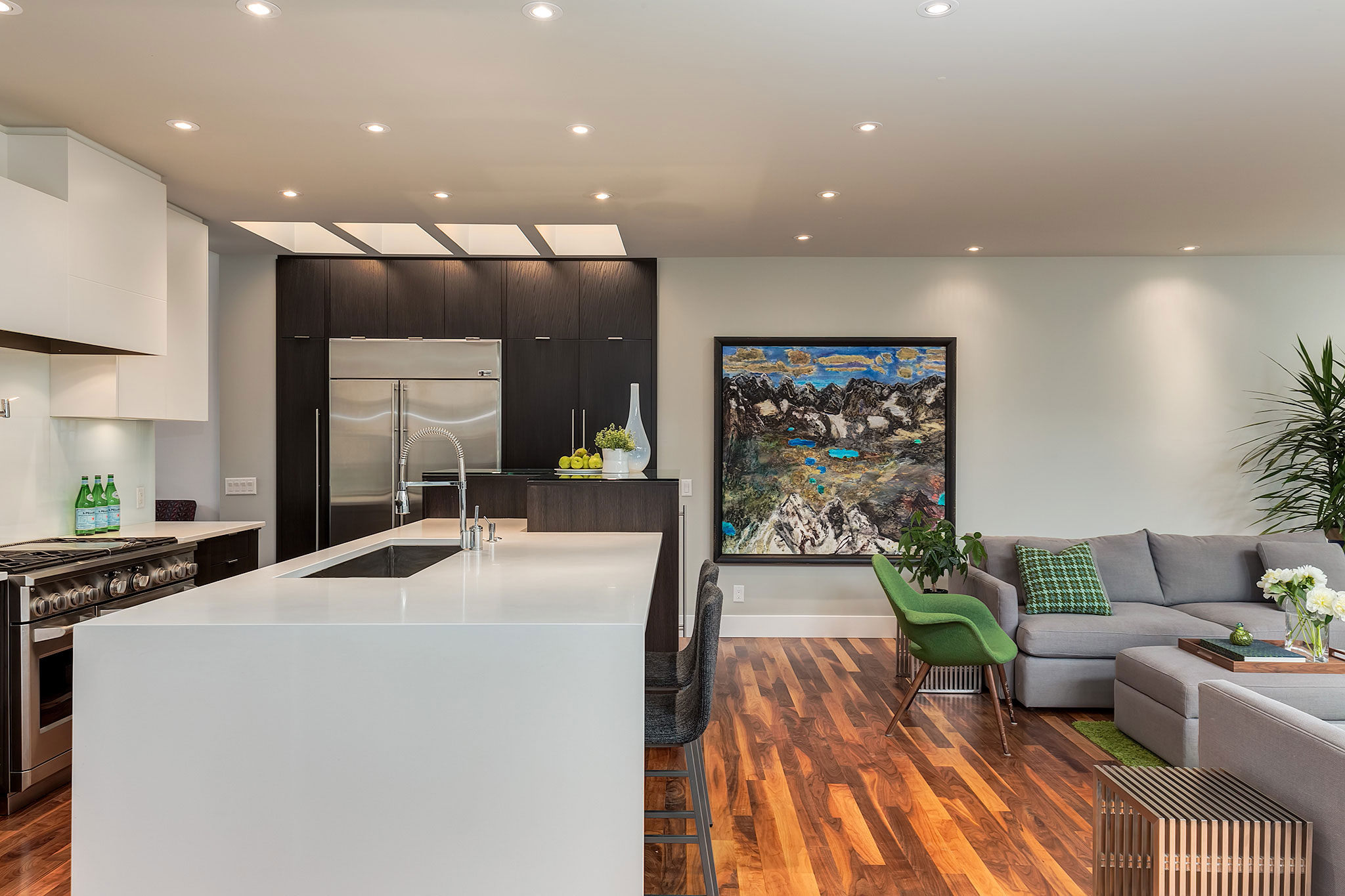 A Sophisticated Contemporary Bungalow with Abundant Natural Light in Calgary by DOODL (15)