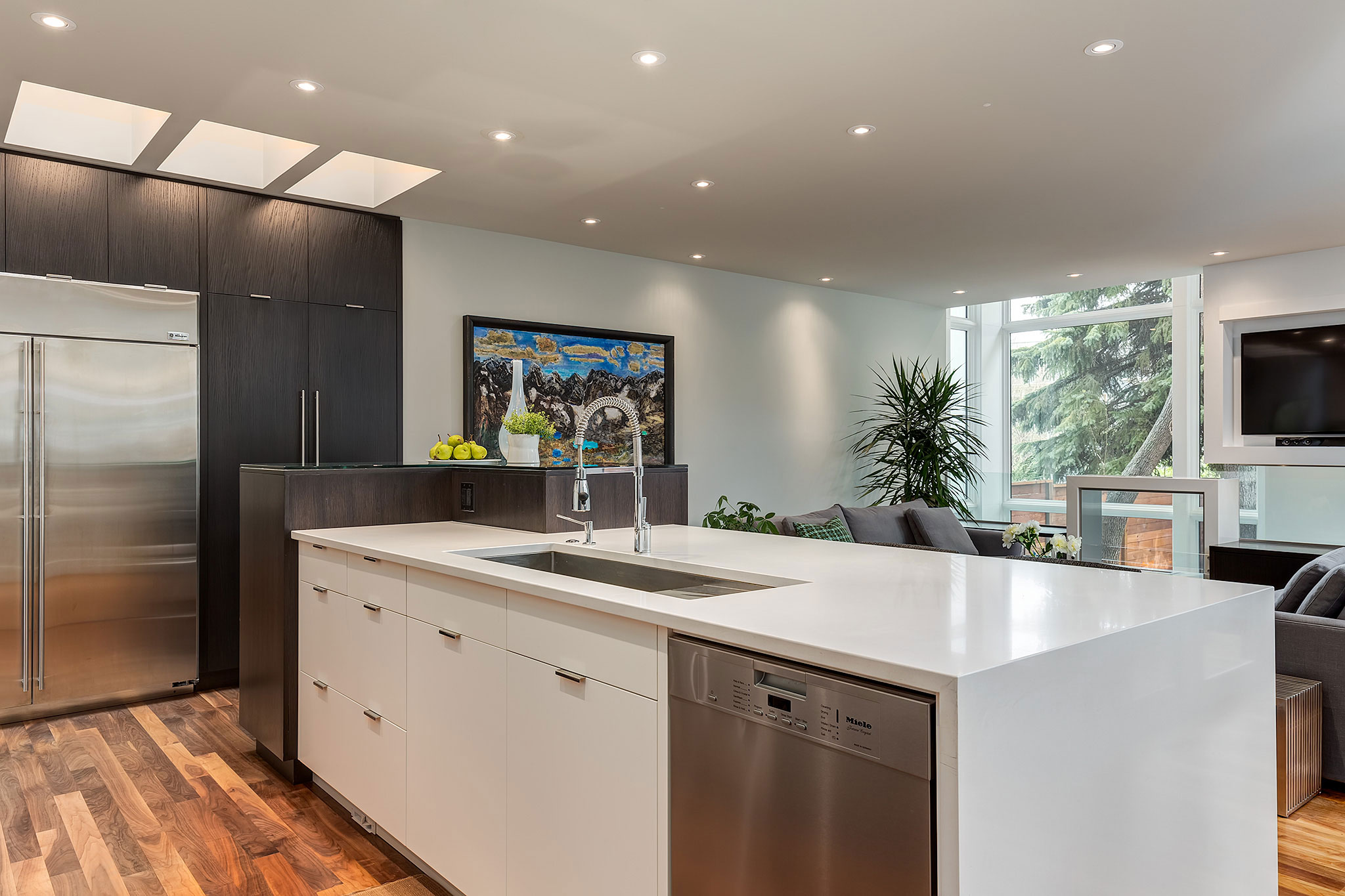 A Sophisticated Contemporary Bungalow with Abundant Natural Light in Calgary by DOODL (16)