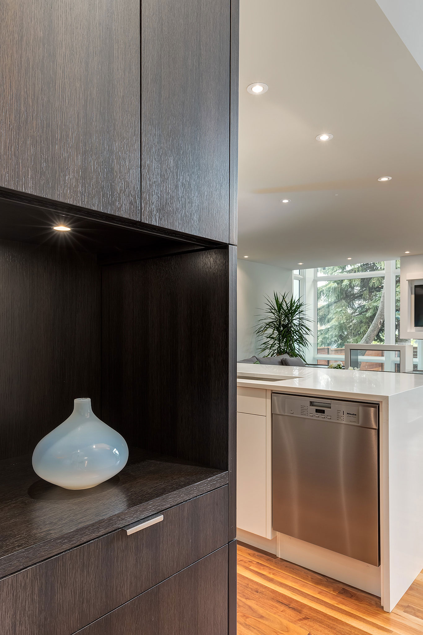 A Sophisticated Contemporary Bungalow with Abundant Natural Light in Calgary by DOODL (18)