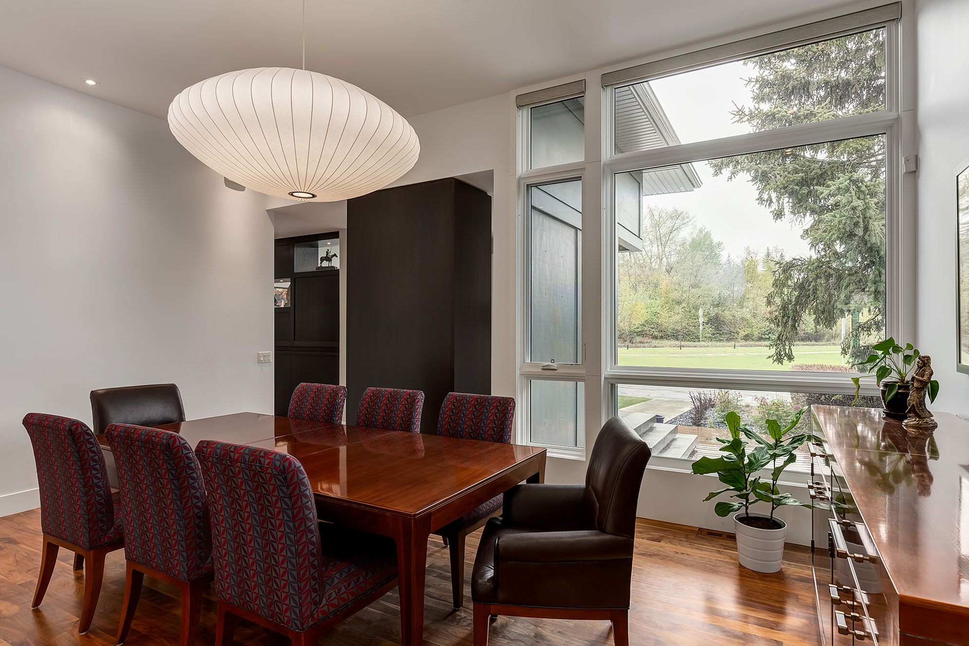 A Sophisticated Contemporary Bungalow with Abundant Natural Light in Calgary by DOODL (19)