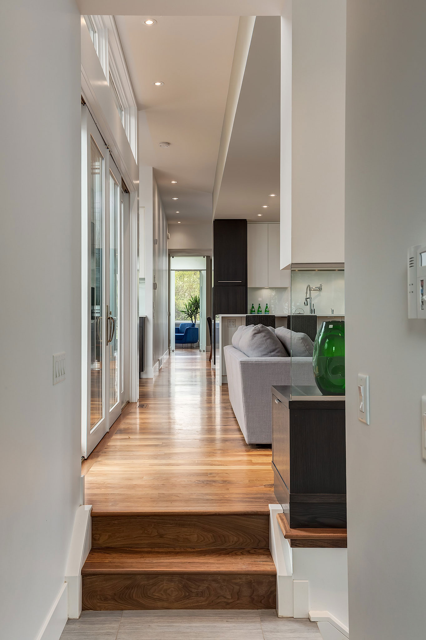 A Sophisticated Contemporary Bungalow with Abundant Natural Light in Calgary by DOODL (22)