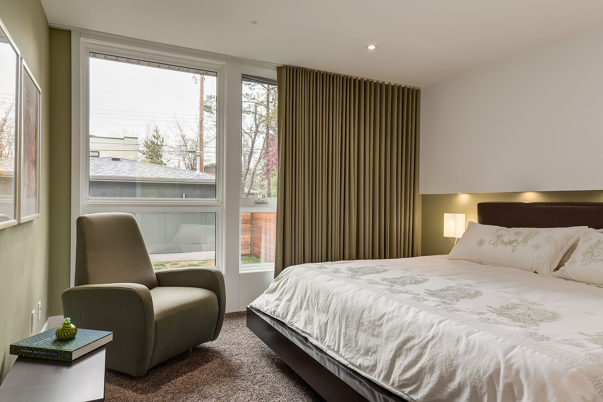 A Sophisticated Contemporary Bungalow with Abundant Natural Light in Calgary by DOODL (28)