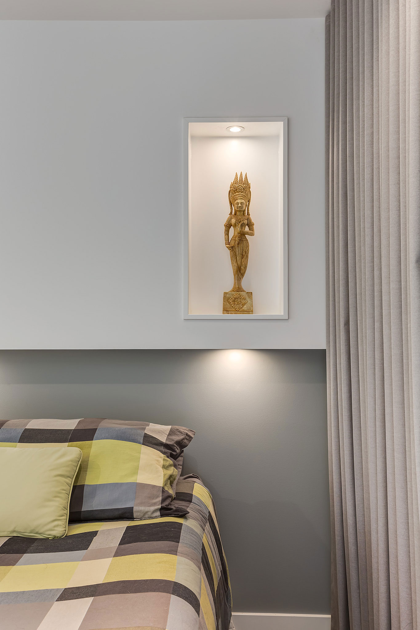 A Sophisticated Contemporary Bungalow with Abundant Natural Light in Calgary by DOODL (29)