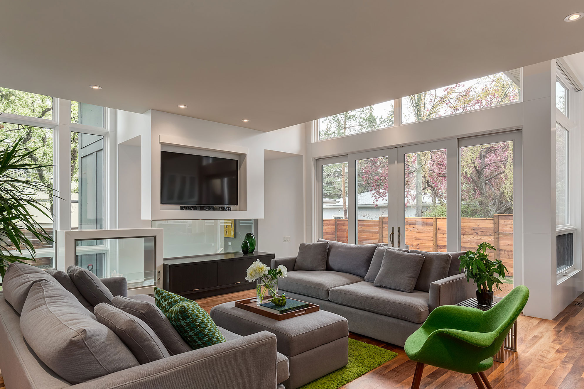 A Sophisticated Contemporary Bungalow with Abundant Natural Light in Calgary by DOODL (3)