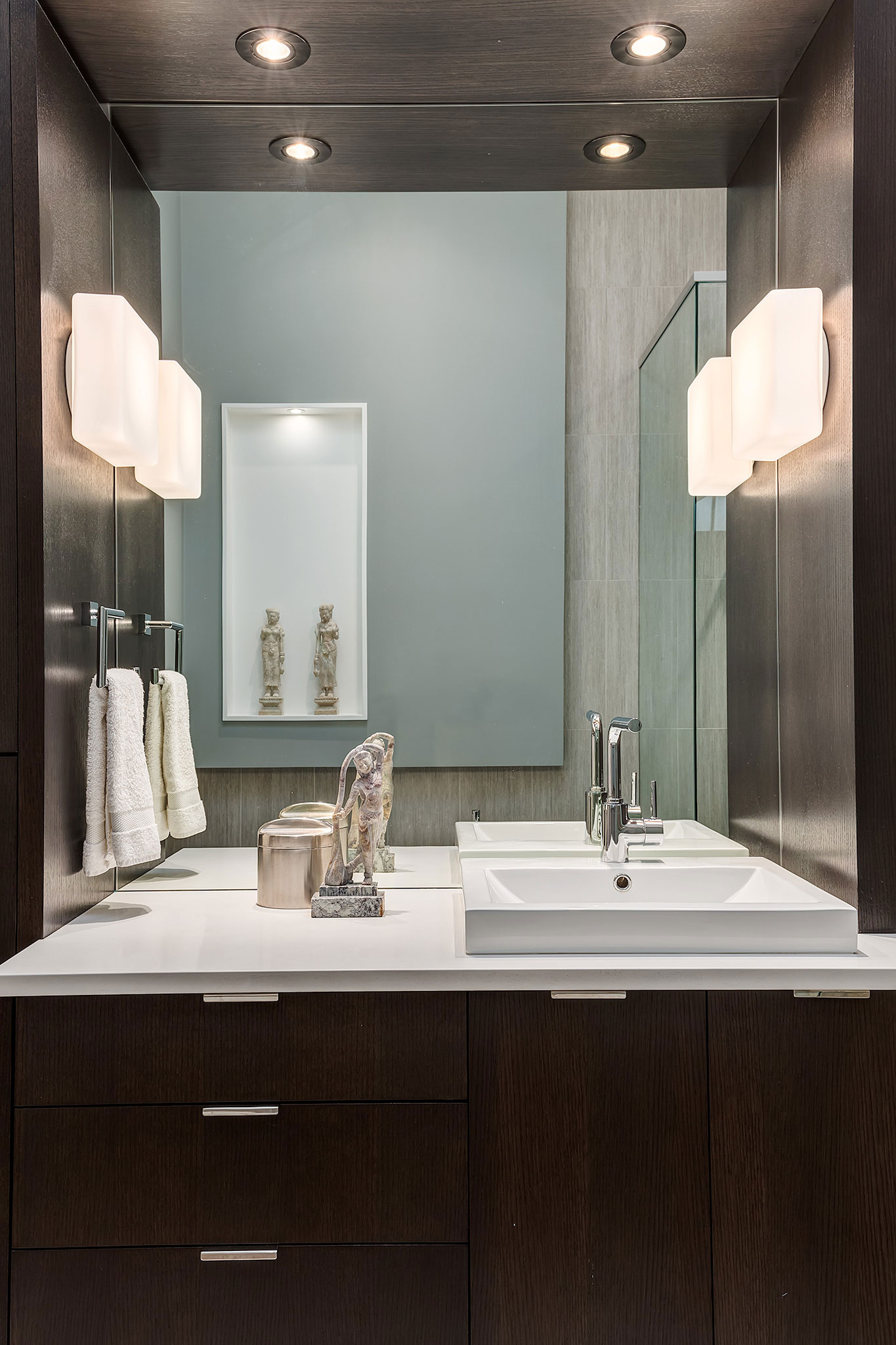 A Sophisticated Contemporary Bungalow with Abundant Natural Light in Calgary by DOODL (32)