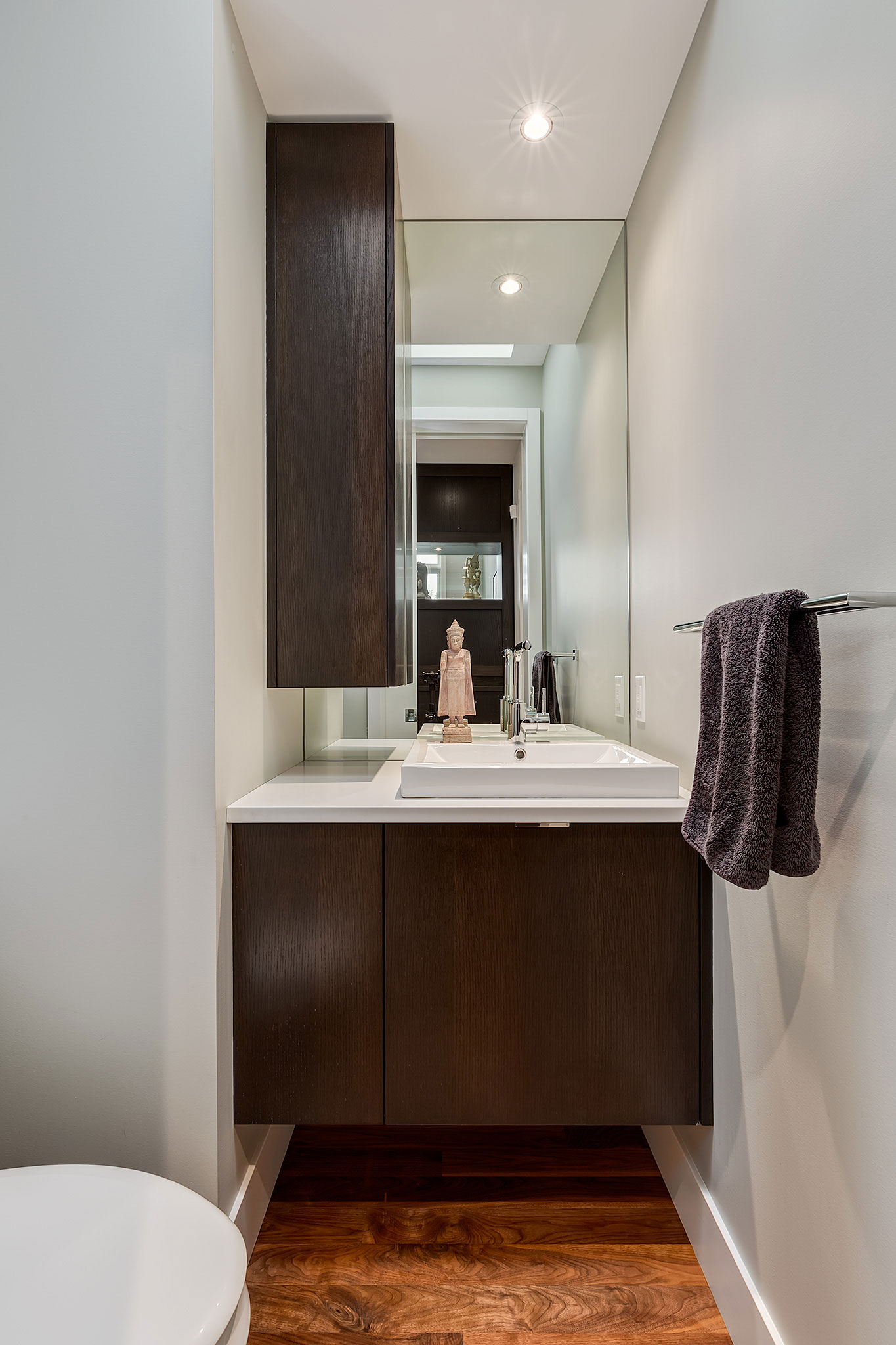 A Sophisticated Contemporary Bungalow with Abundant Natural Light in Calgary by DOODL (34)