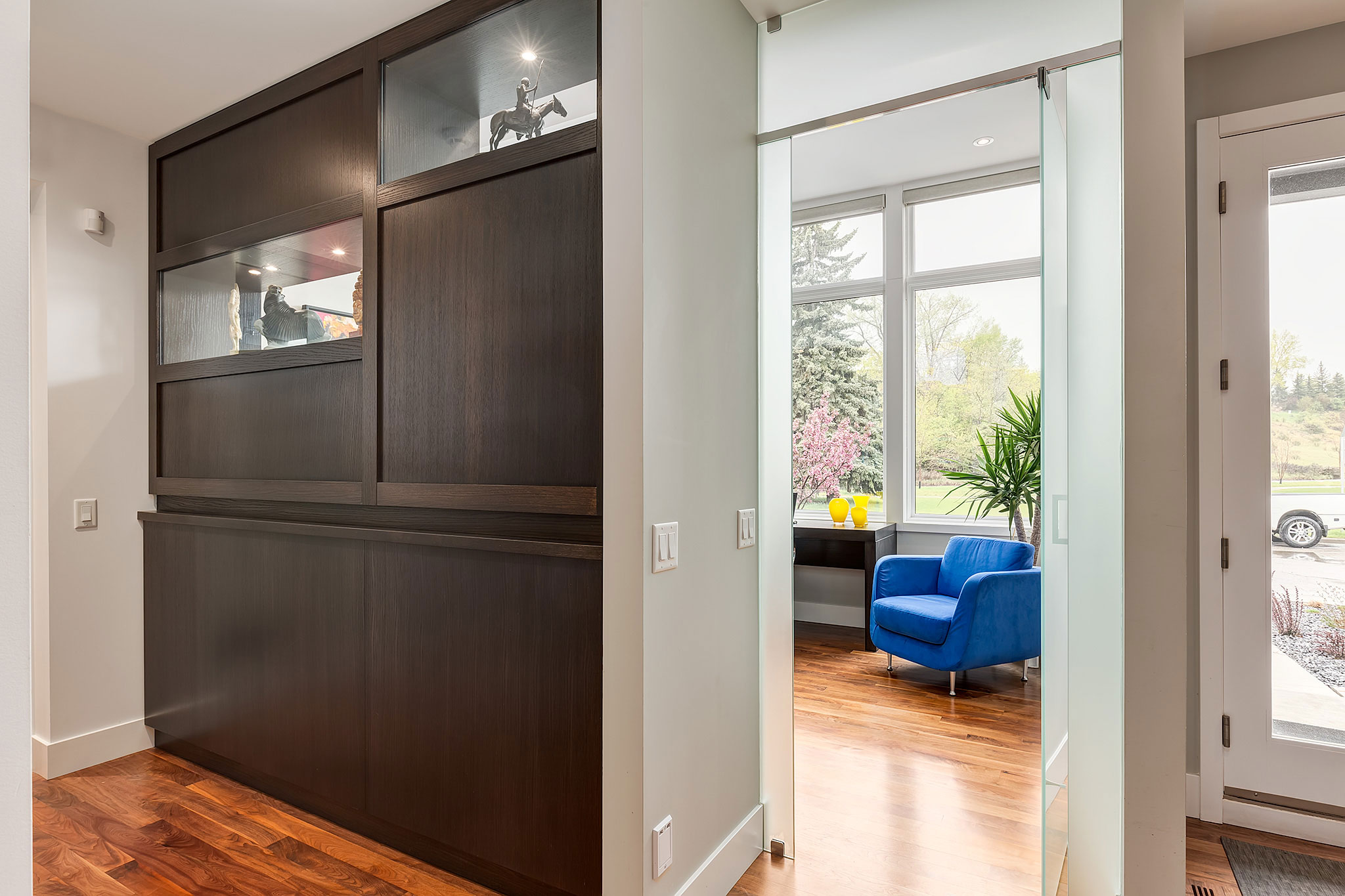 A Sophisticated Contemporary Bungalow with Abundant Natural Light in Calgary by DOODL (35)