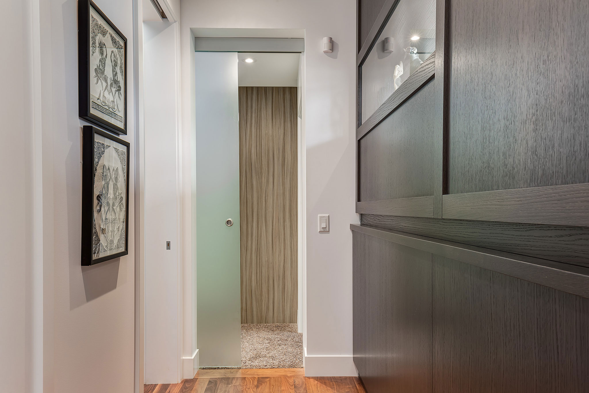 A Sophisticated Contemporary Bungalow with Abundant Natural Light in Calgary by DOODL (36)