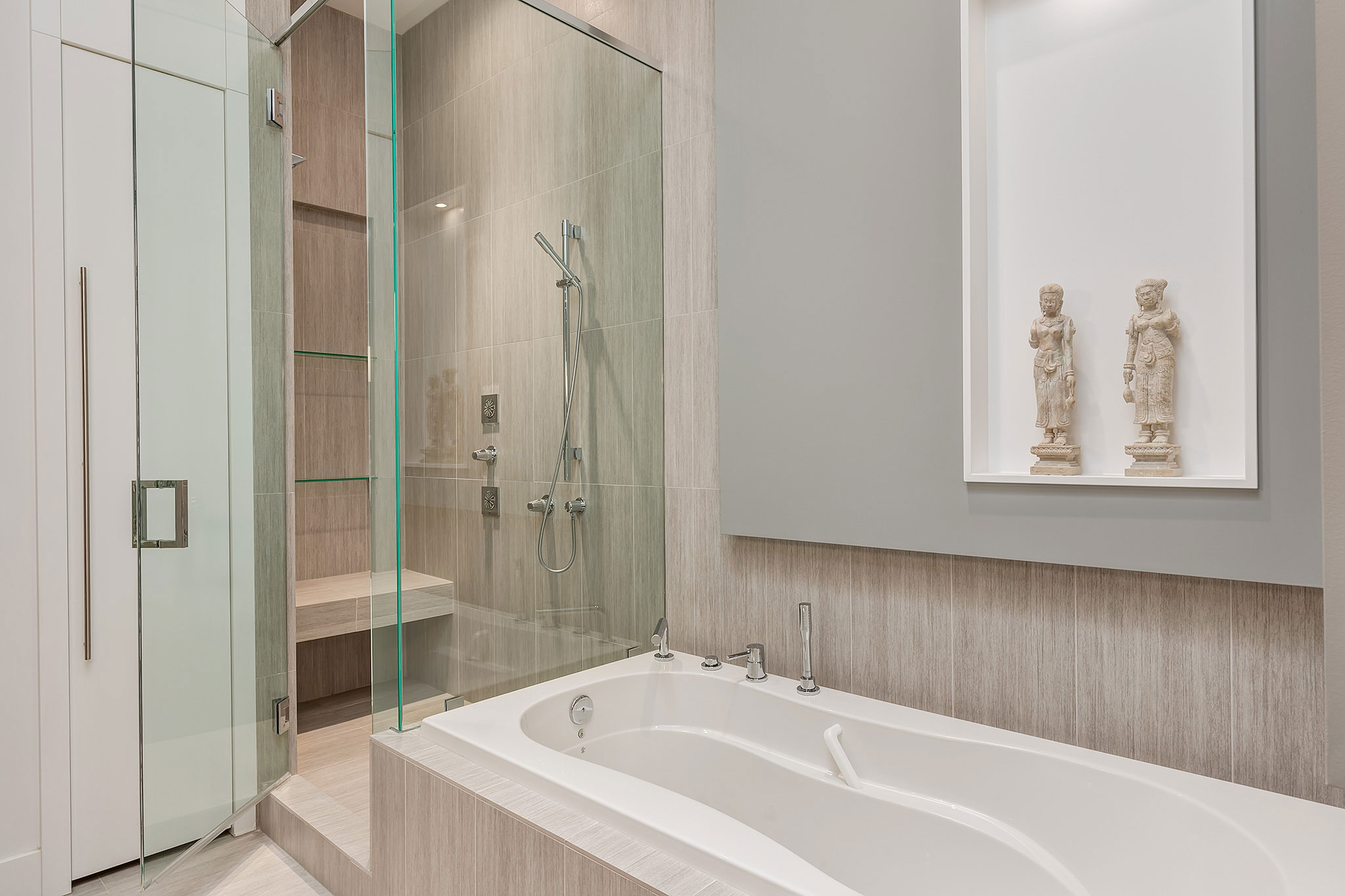 A Sophisticated Contemporary Bungalow with Abundant Natural Light in Calgary by DOODL (39)