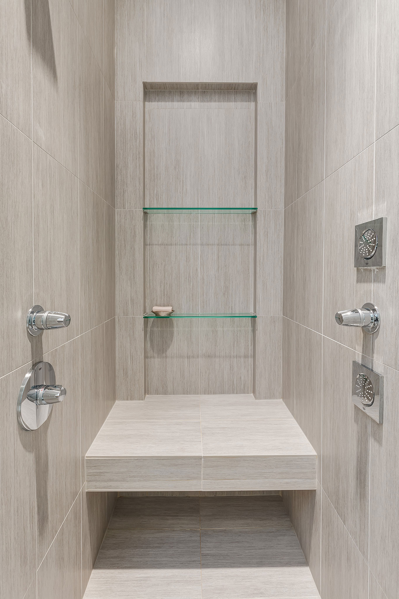 A Sophisticated Contemporary Bungalow with Abundant Natural Light in Calgary by DOODL (40)