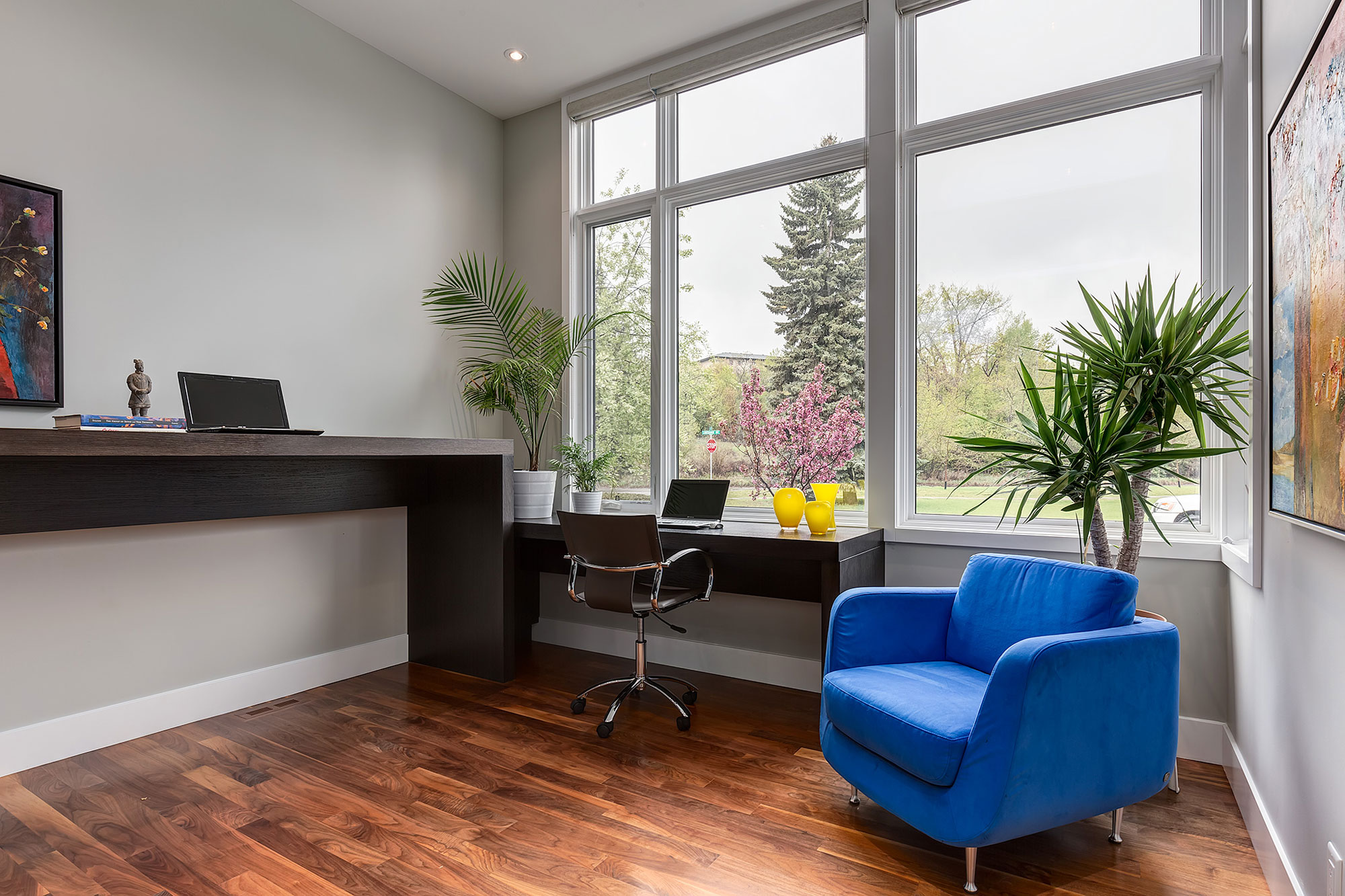 A Sophisticated Contemporary Bungalow with Abundant Natural Light in Calgary by DOODL (44)