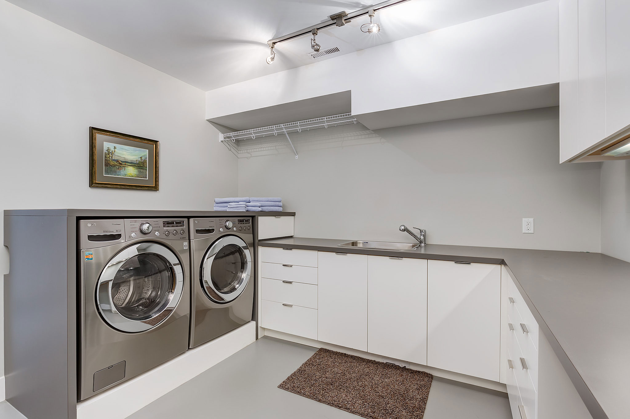 A Sophisticated Contemporary Bungalow with Abundant Natural Light in Calgary by DOODL (46)