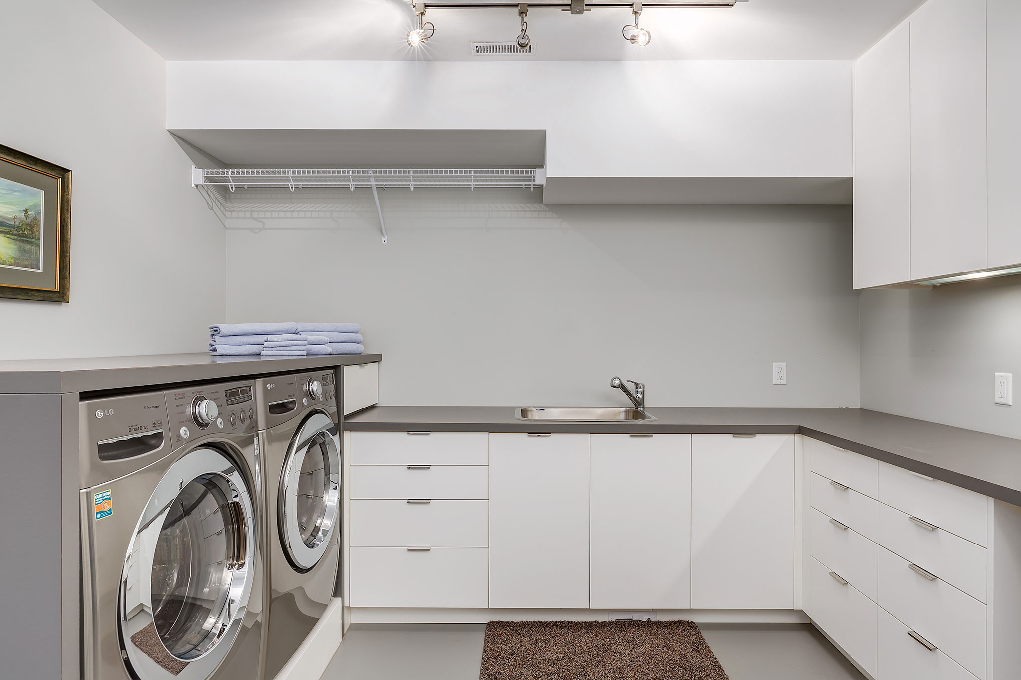 A Sophisticated Contemporary Bungalow with Abundant Natural Light in Calgary by DOODL (47)