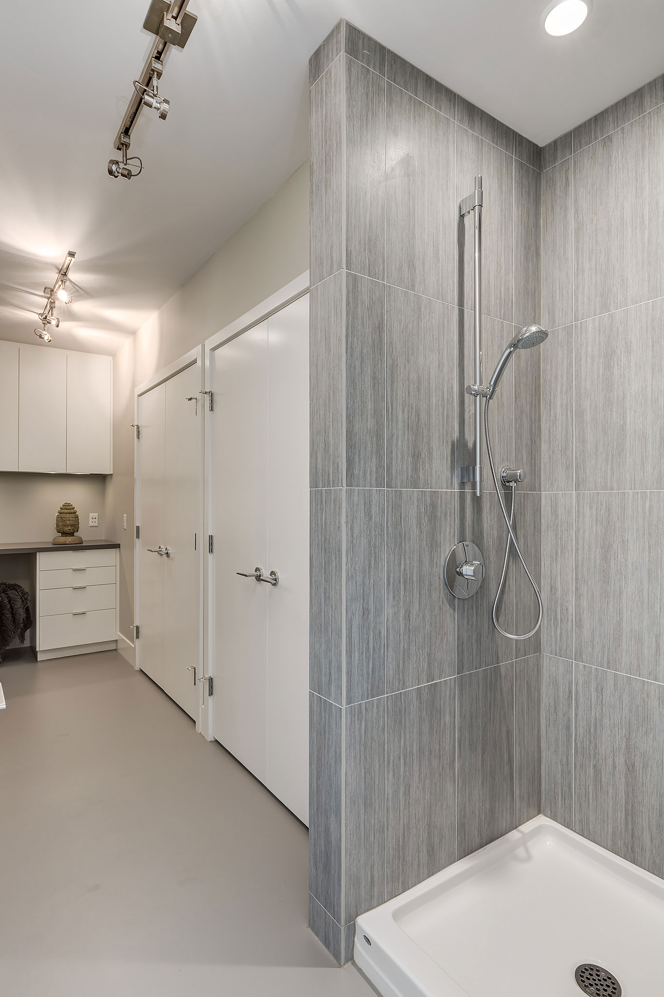 A Sophisticated Contemporary Bungalow with Abundant Natural Light in Calgary by DOODL (48)